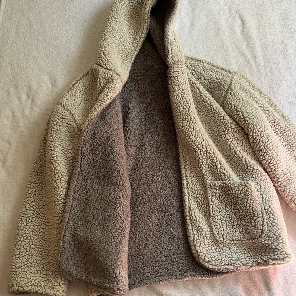 from von maur tag got ripped off size M/L reversible grey side and white side.